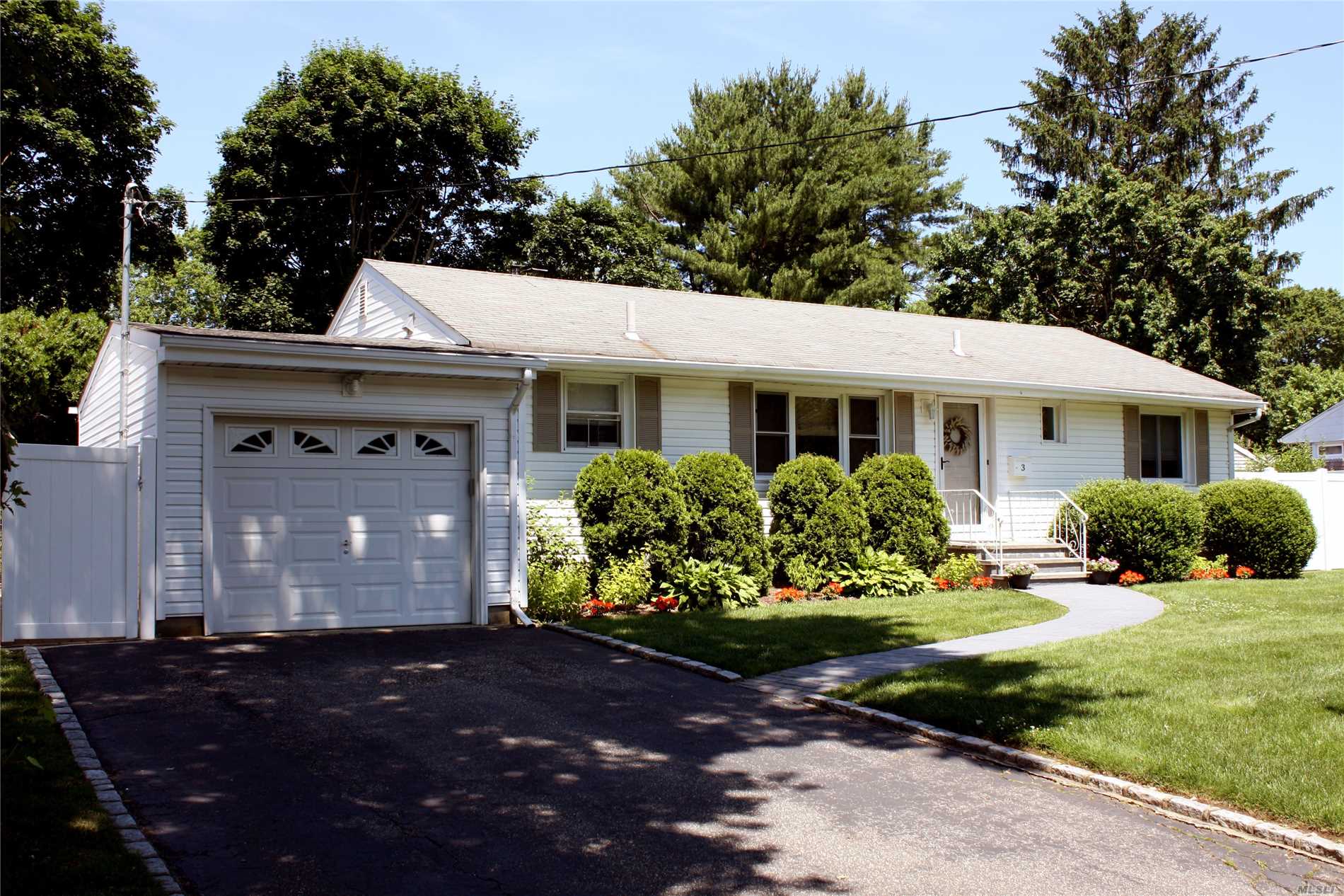 #1 photo, 3 Bromley Place, سوفولك Greenlawn , NY 11740