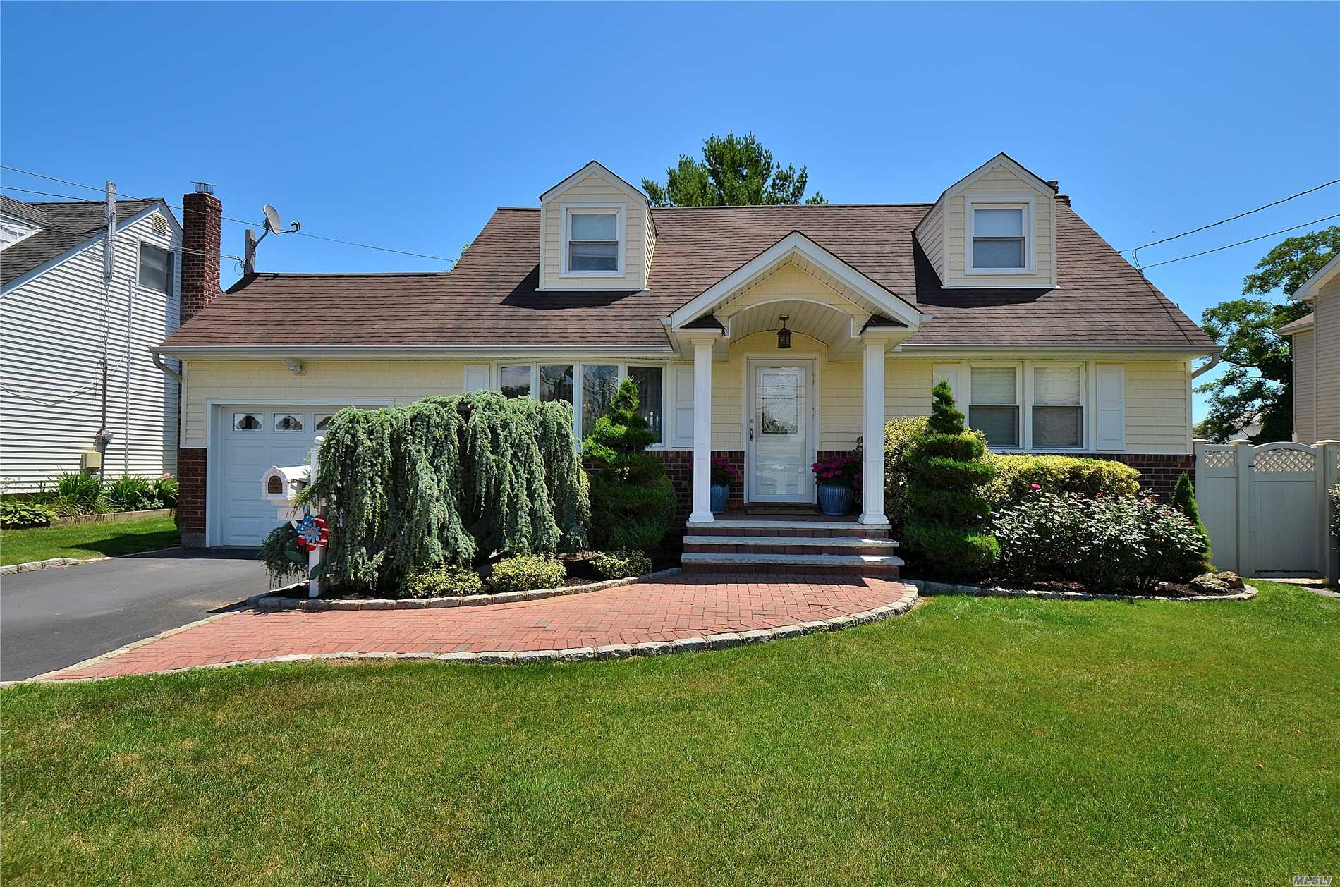 #1 photo, 10 Locust Avenue, Farmingdale , NY 11735