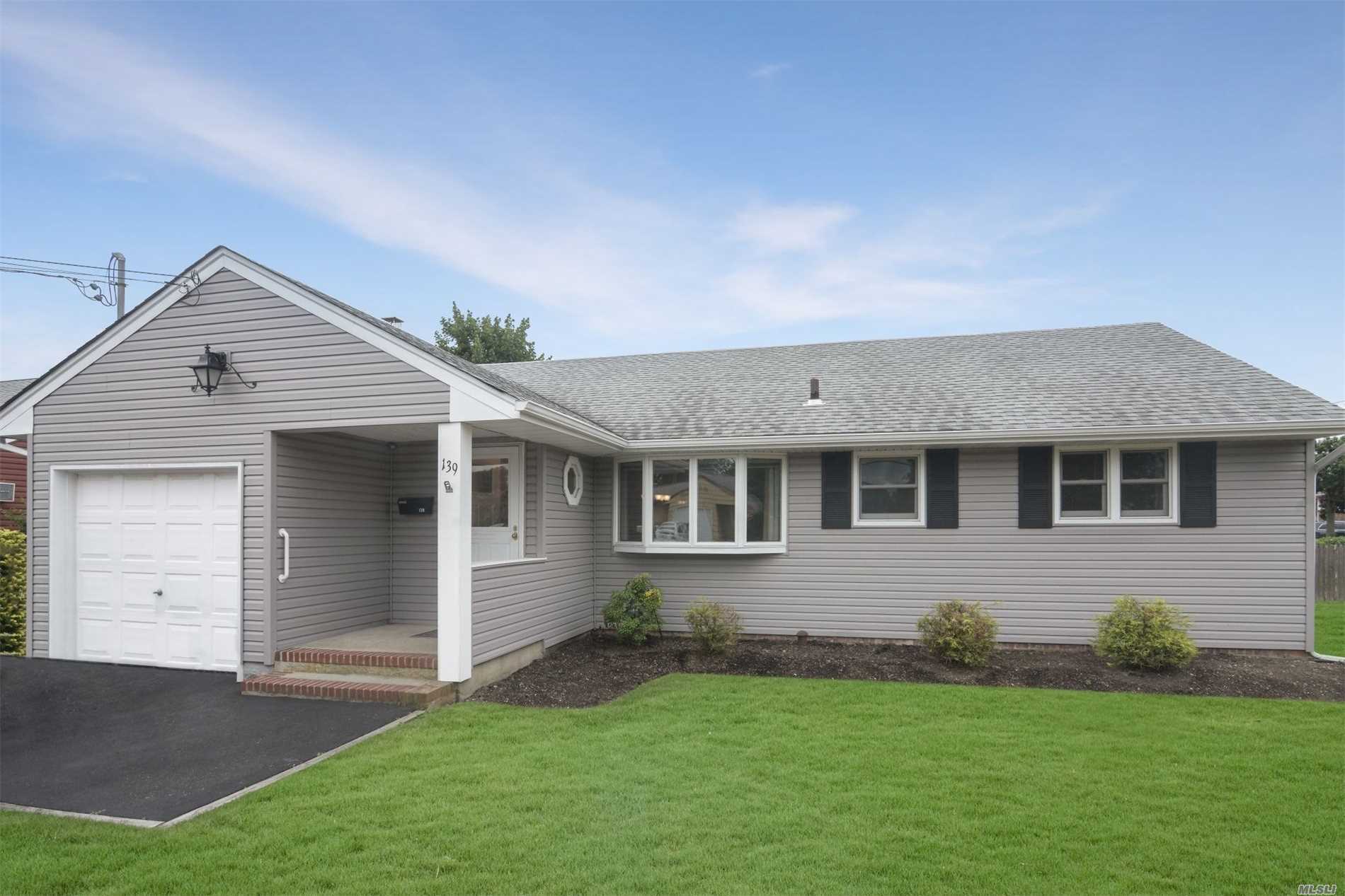 #1 photo, 139 Saint Marks Place, 长岛 Massapequa , NY 11758