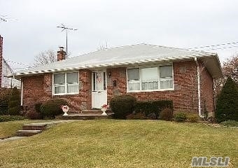#1 photo, 483 Whittier Avenue, ناسو Levittown , NY 11756