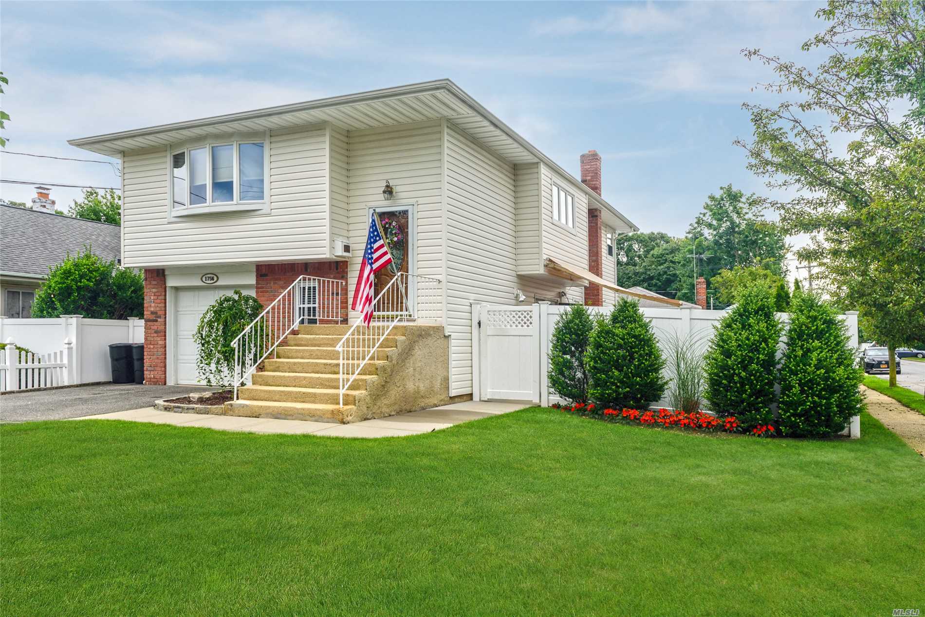 #1 photo, 1756 Gianelli Avenue, ナッソー郡 Merrick , NY 11566