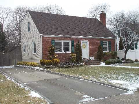 #1 photo, 16 Wellington Road, North Merrick , NY 11566