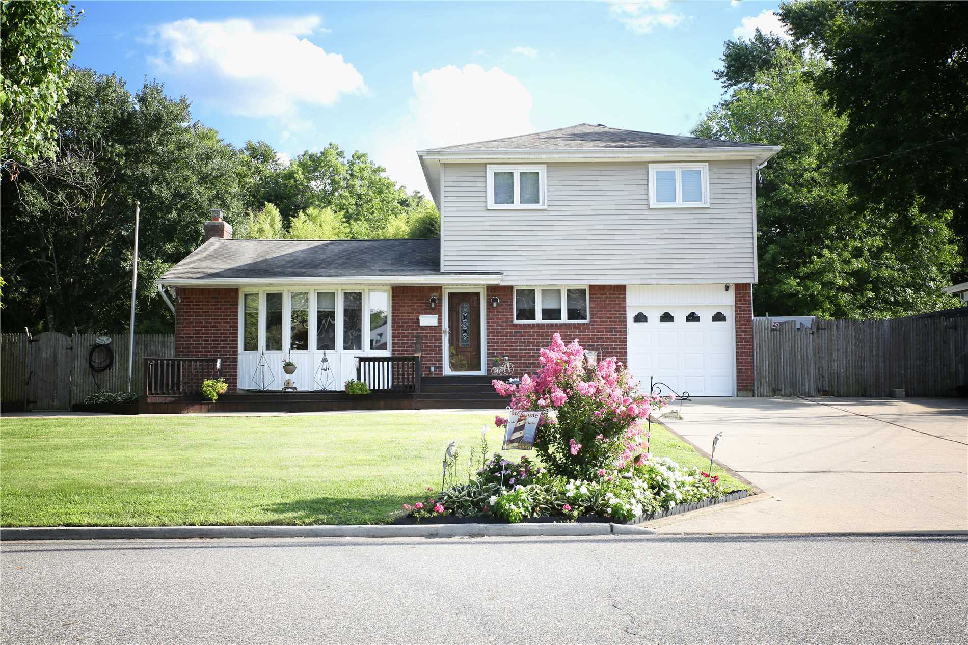 #1 photo, 6 Riverdale Avenue, Саффолк ‖ Oakdale , NY 11769