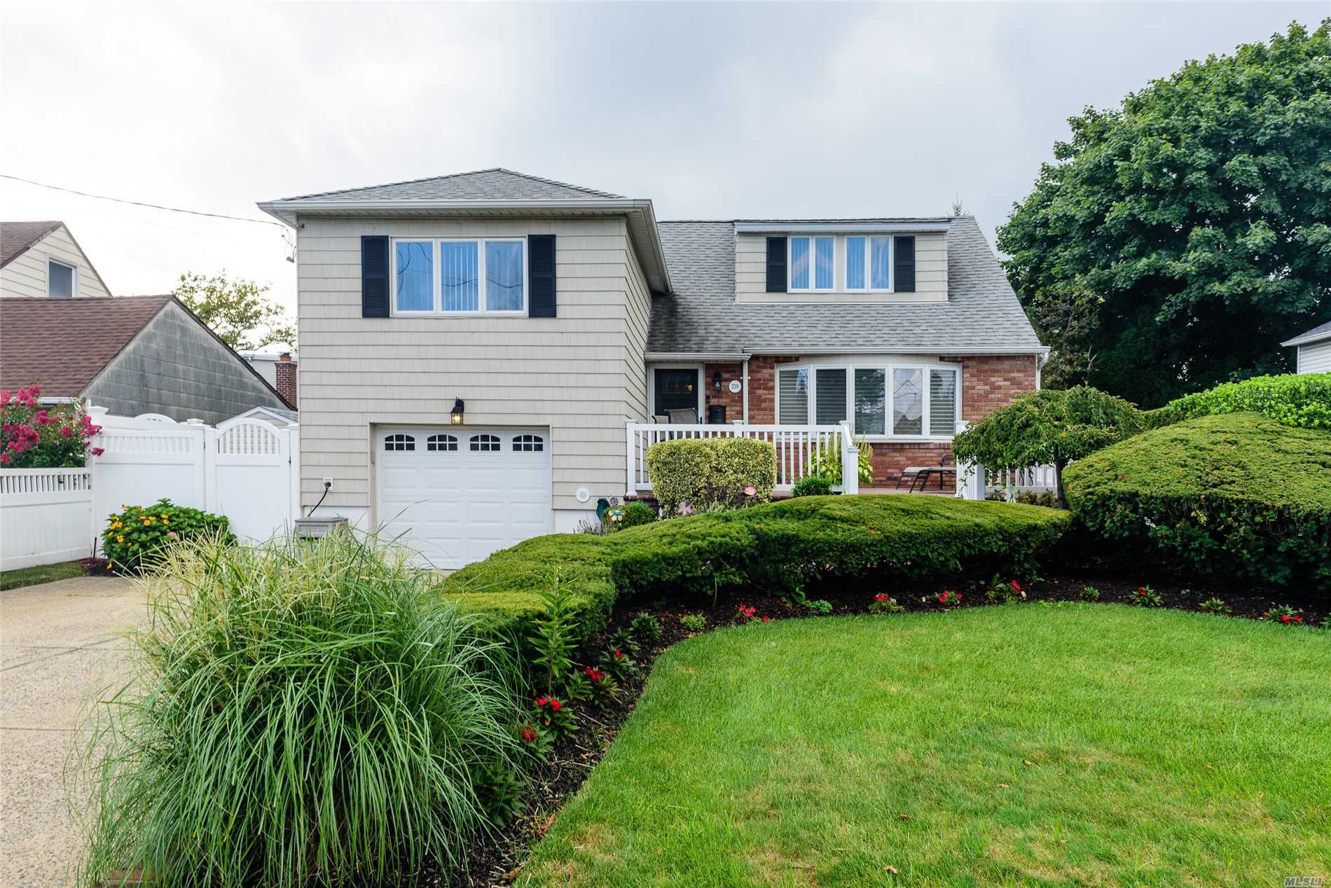 #1 photo, 239 Lincoln Avenue, Island Park , NY 11558