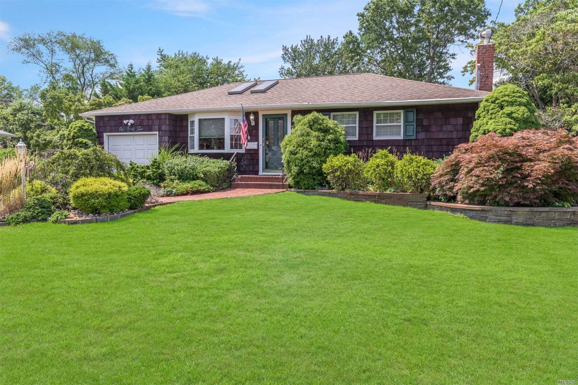 #1 photo, 142 Matthews Road, سوفولك Oakdale , NY 11769