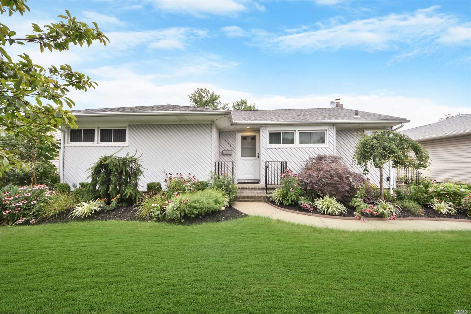 #1 photo, 543 Chestnut Lane, ناسو East Meadow , NY 11554