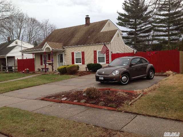 #1 photo, 52 Knoll Ln, नासाउ काउंटी Levittown , NY 11756