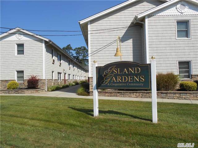 #1 photo, 490 Main Street, Farmingdale , NY 11735