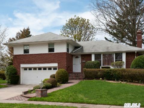 #1 photo, 895 Wellington Road, Westbury , NY 11590