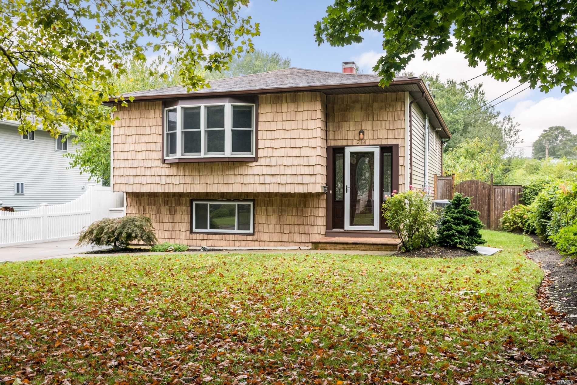 #1 photo, 214 Ralph Avenue, 롱 아일랜드 Babylon , NY 11702