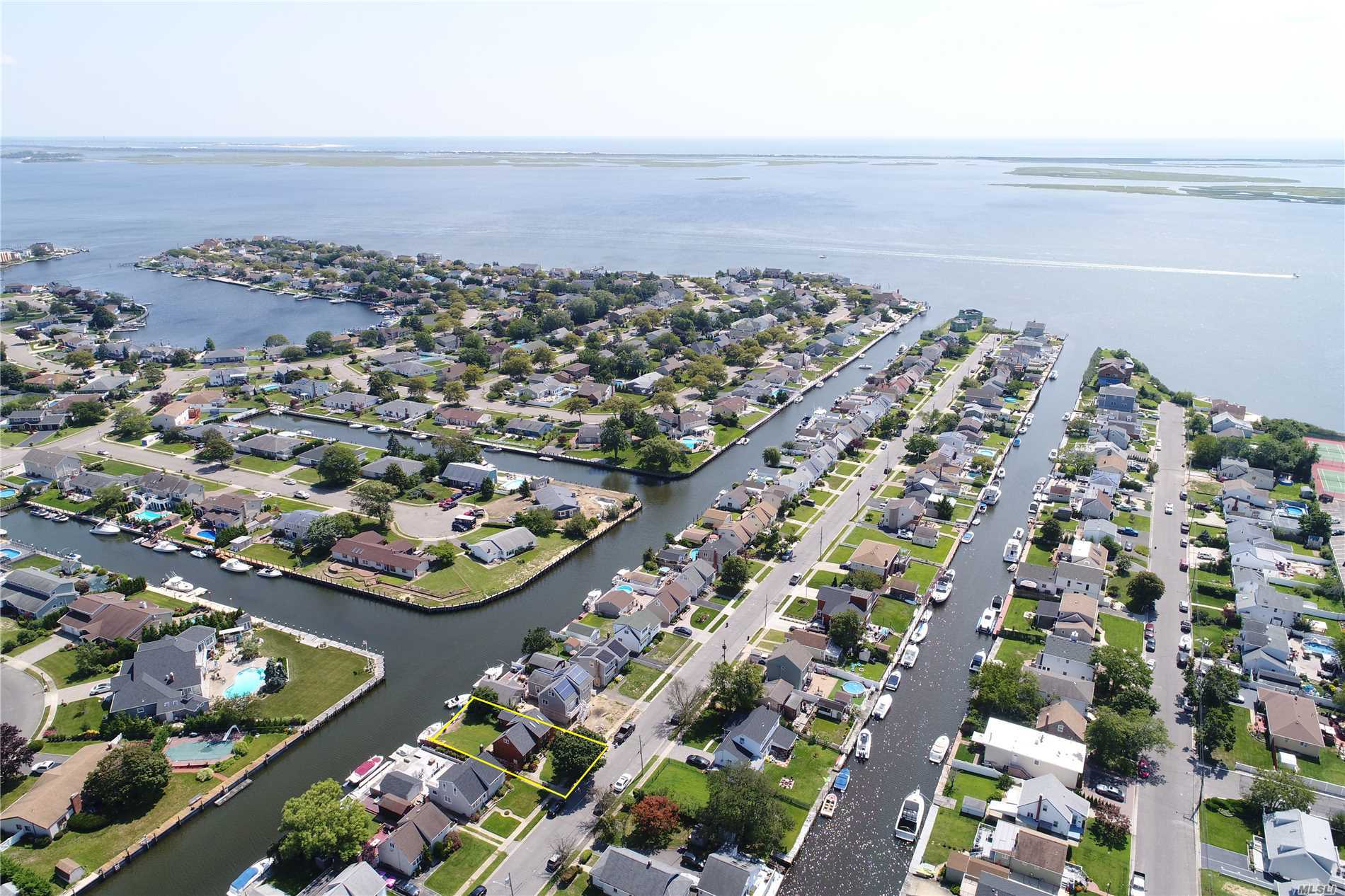 #1 photo, 245 East Drive, Copiague , NY 11726