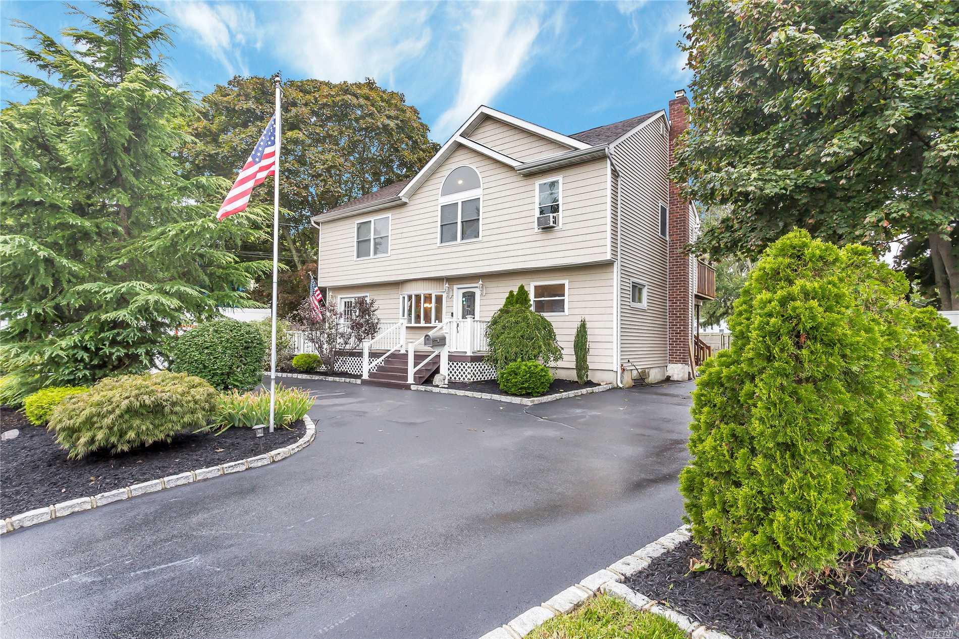 #1 photo, 105 Adams Street, מחוז סאפוק East Islip , NY 11730