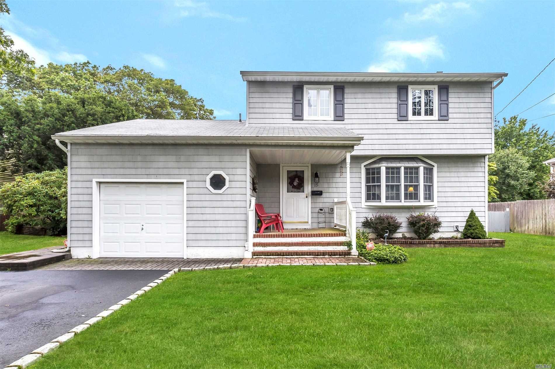 #1 photo, 15 Valerie Place, Саффолк ‖ East Islip , NY 11730