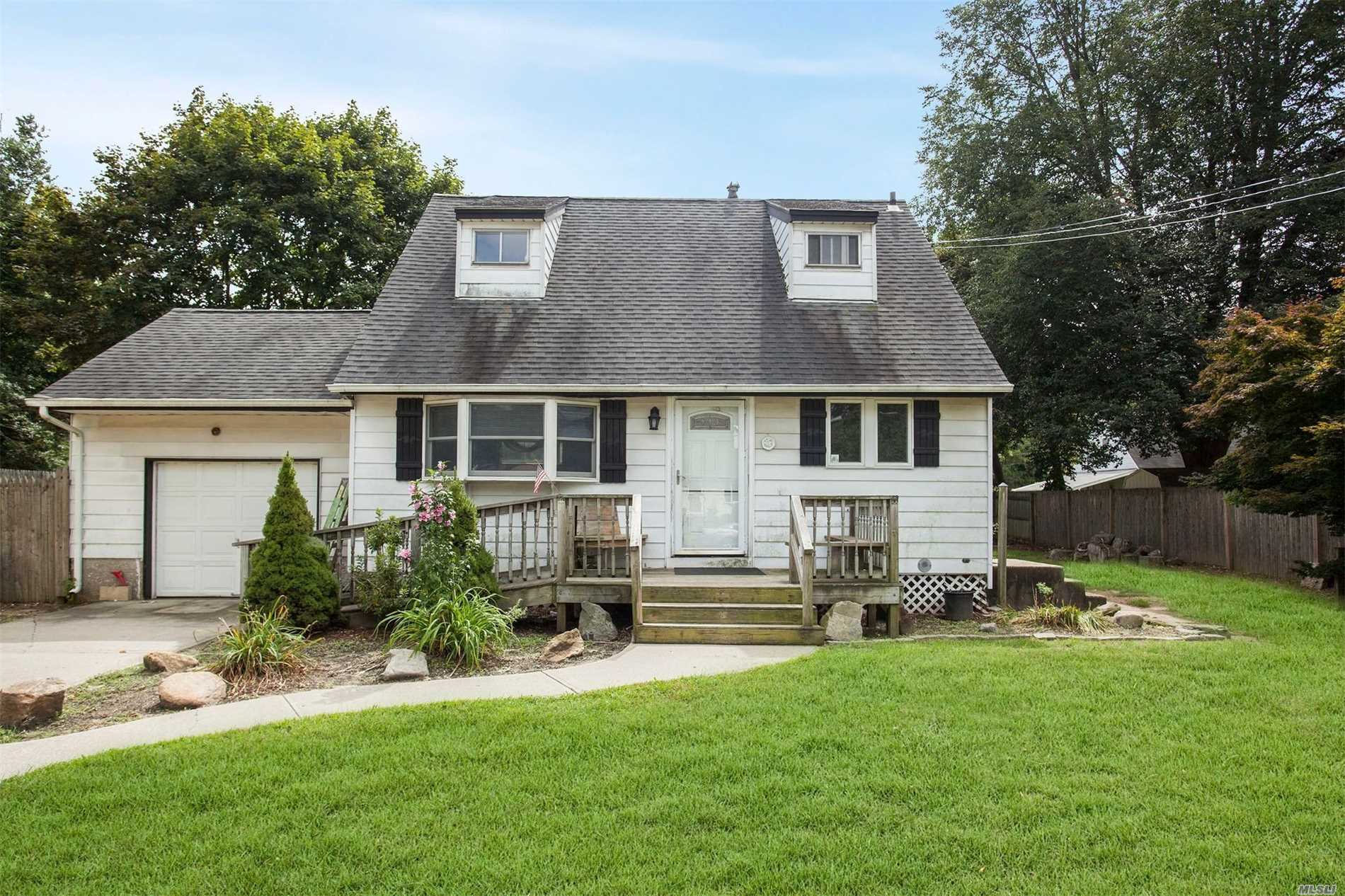 #1 photo, 200 Sterling Street, מחוז סאפוק Port Jefferson Station , NY 11776