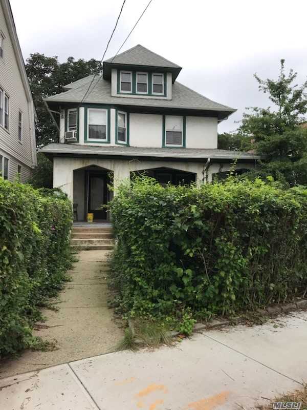 #1 photo, 717 College Place, কুইন্‌স College Point , NY 11356