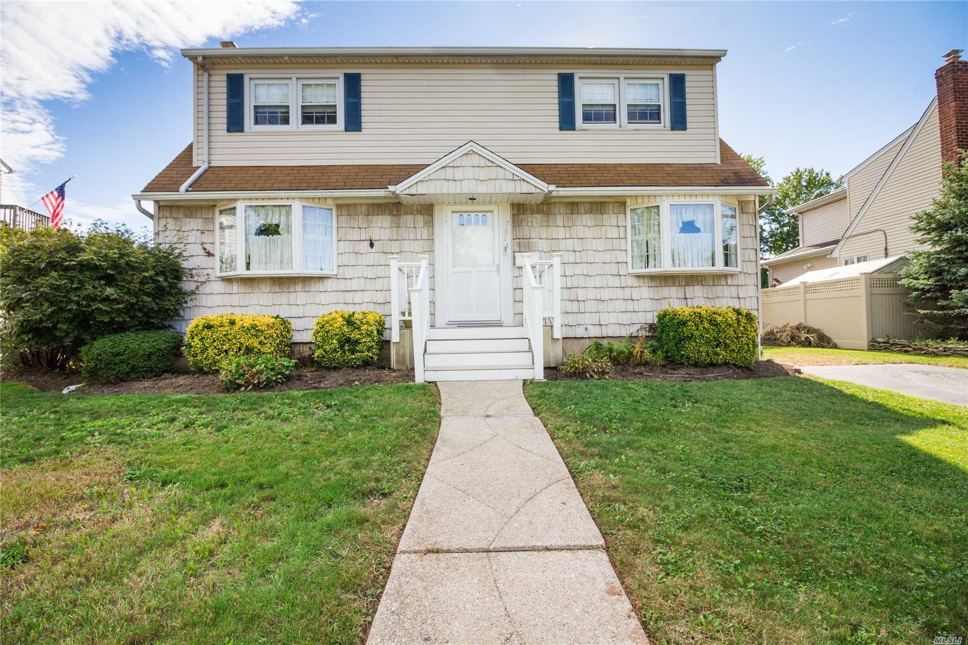 #1 photo, 751 Arlington Drive, नासाउ काउंटी Seaford , NY 11783