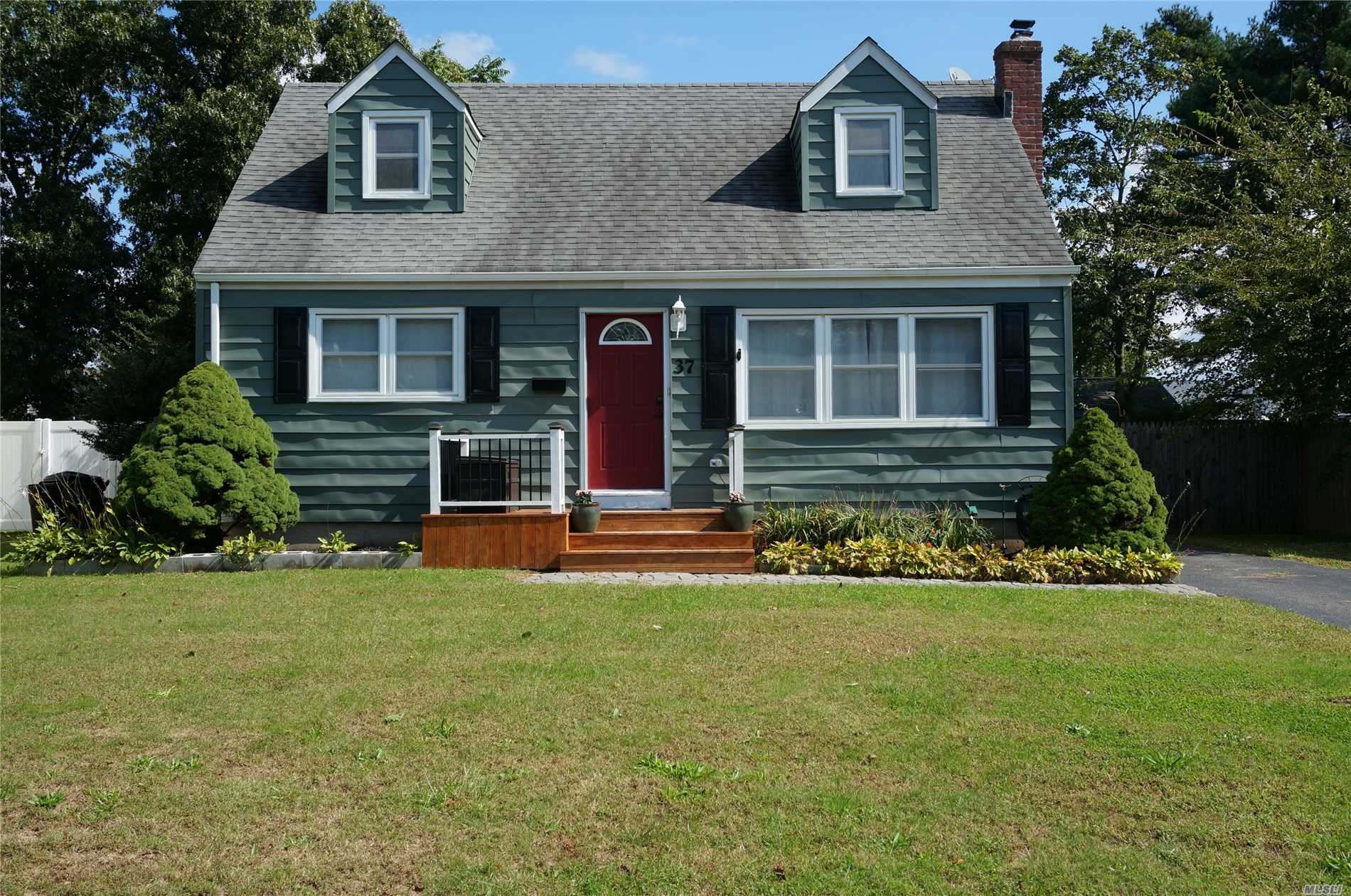 #1 photo, 37 Richard Avenue, サフォーク郡 Lake Ronkonkoma , NY 11779