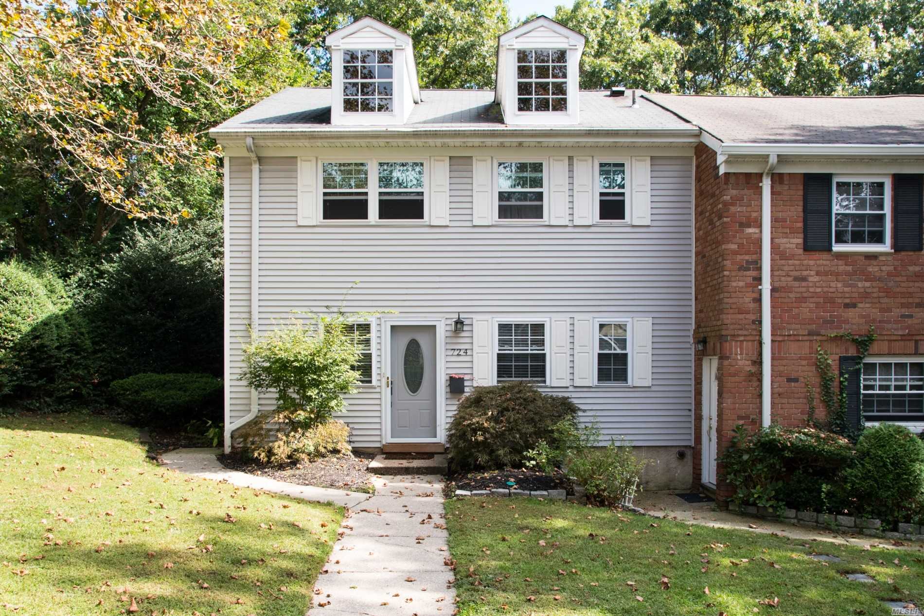 #1 photo, 724 Towne House, Hauppauge , NY 11749