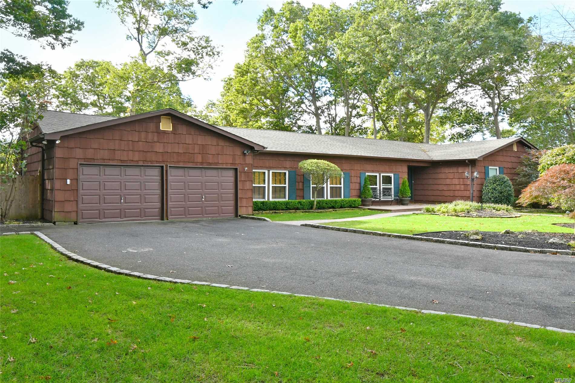 #1 photo, 4 Club Court, サフォーク郡 Holtsville , NY 11742