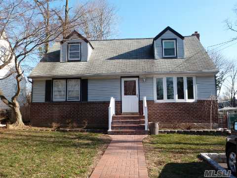 #1 photo, 452 Oakwood Rd, سوفولك Huntington Sta , NY 11746
