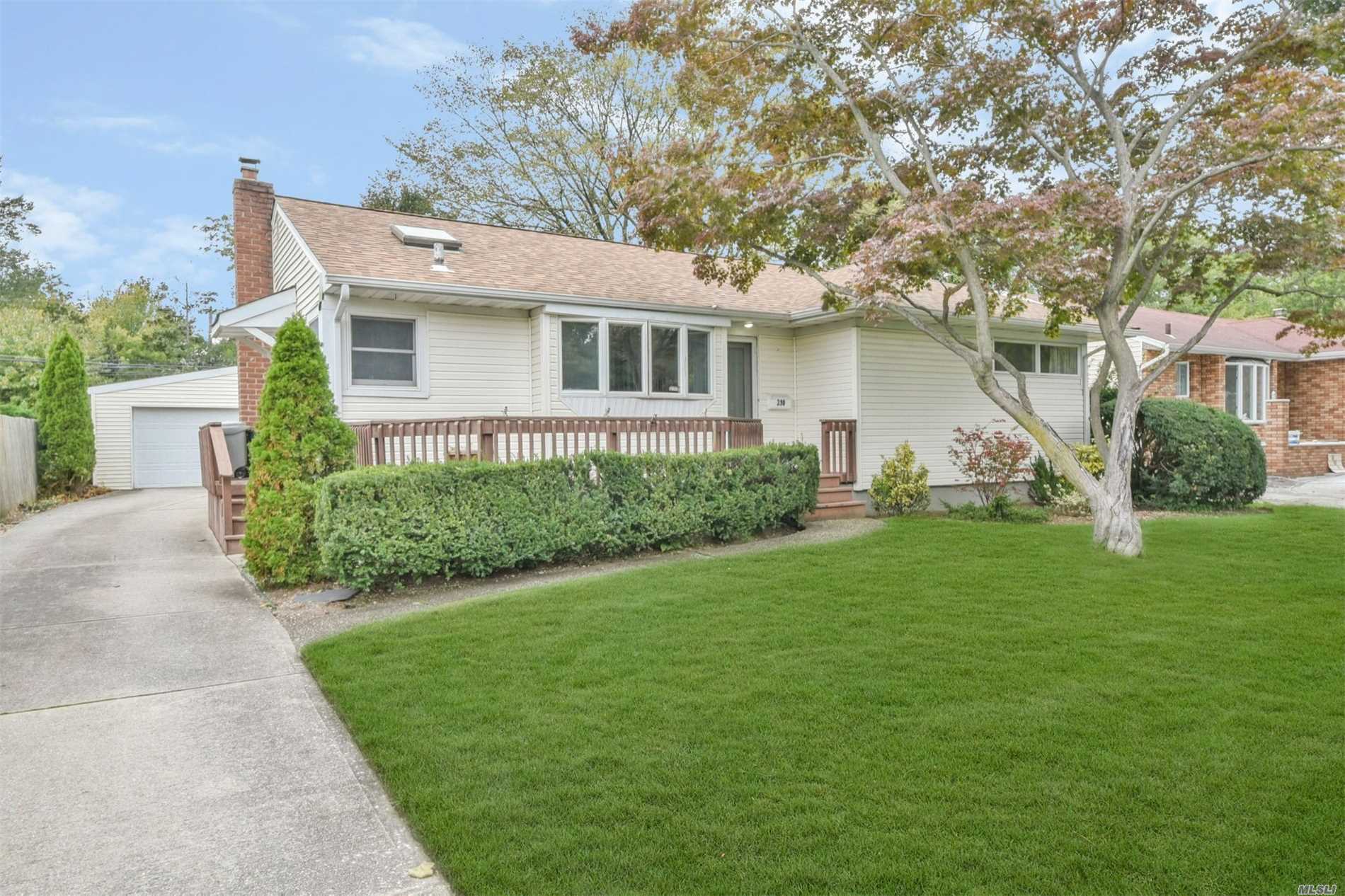 #1 photo, 390 Cedar Lane, ناسو East Meadow , NY 11554