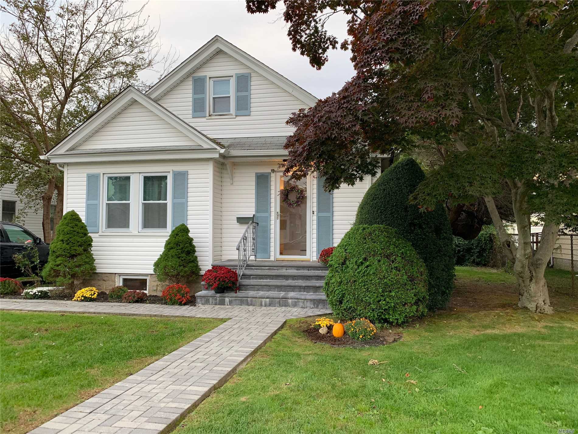 #1 photo, 153 35th Street, سوفولك Lindenhurst , NY 11757