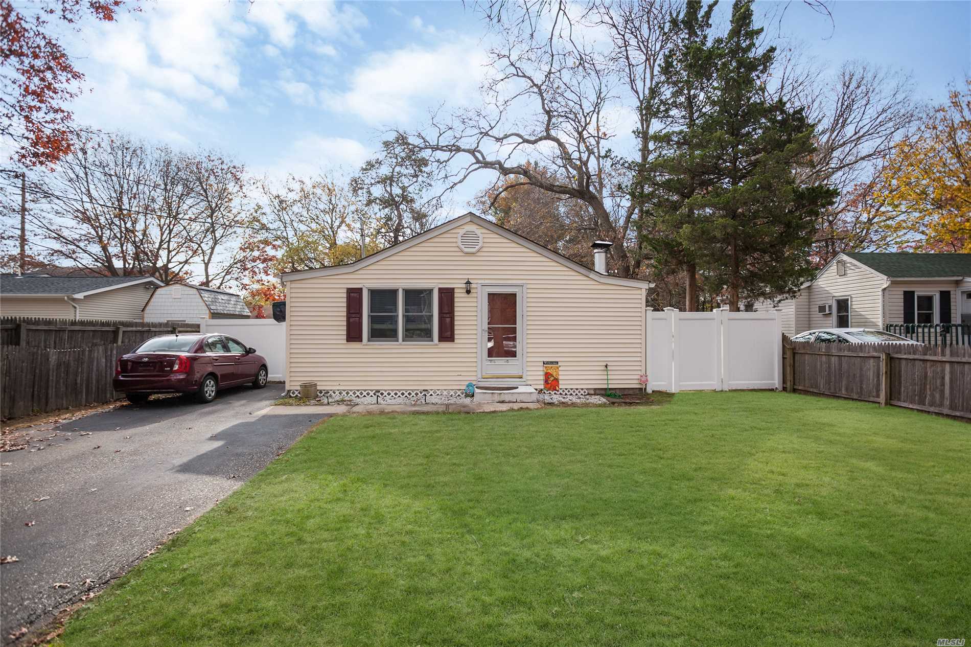 #1 photo, 54 Blossom Avenue, 롱 아일랜드 Holtsville , NY 11742