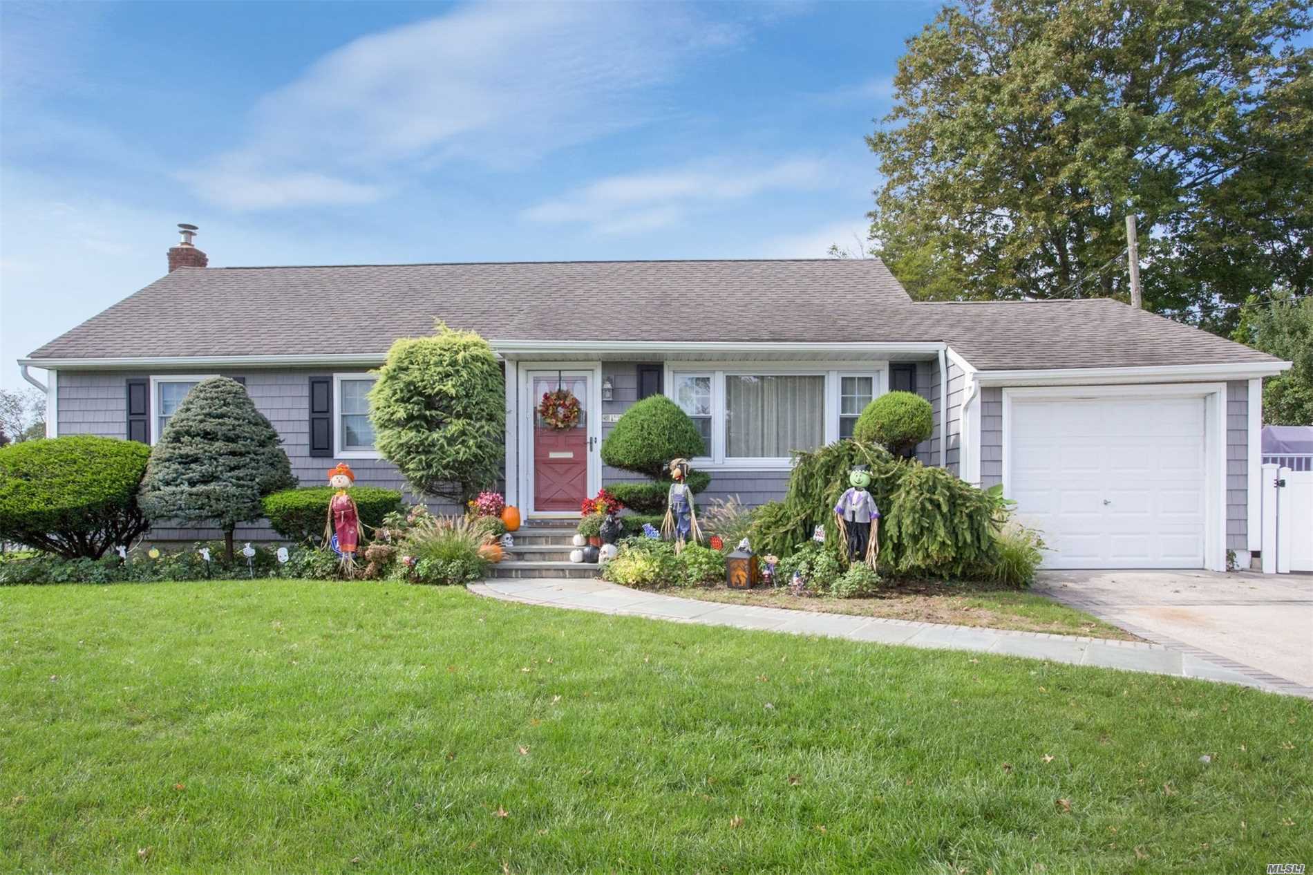 #1 photo, 1500 Crown Street, Wantagh , NY 11793