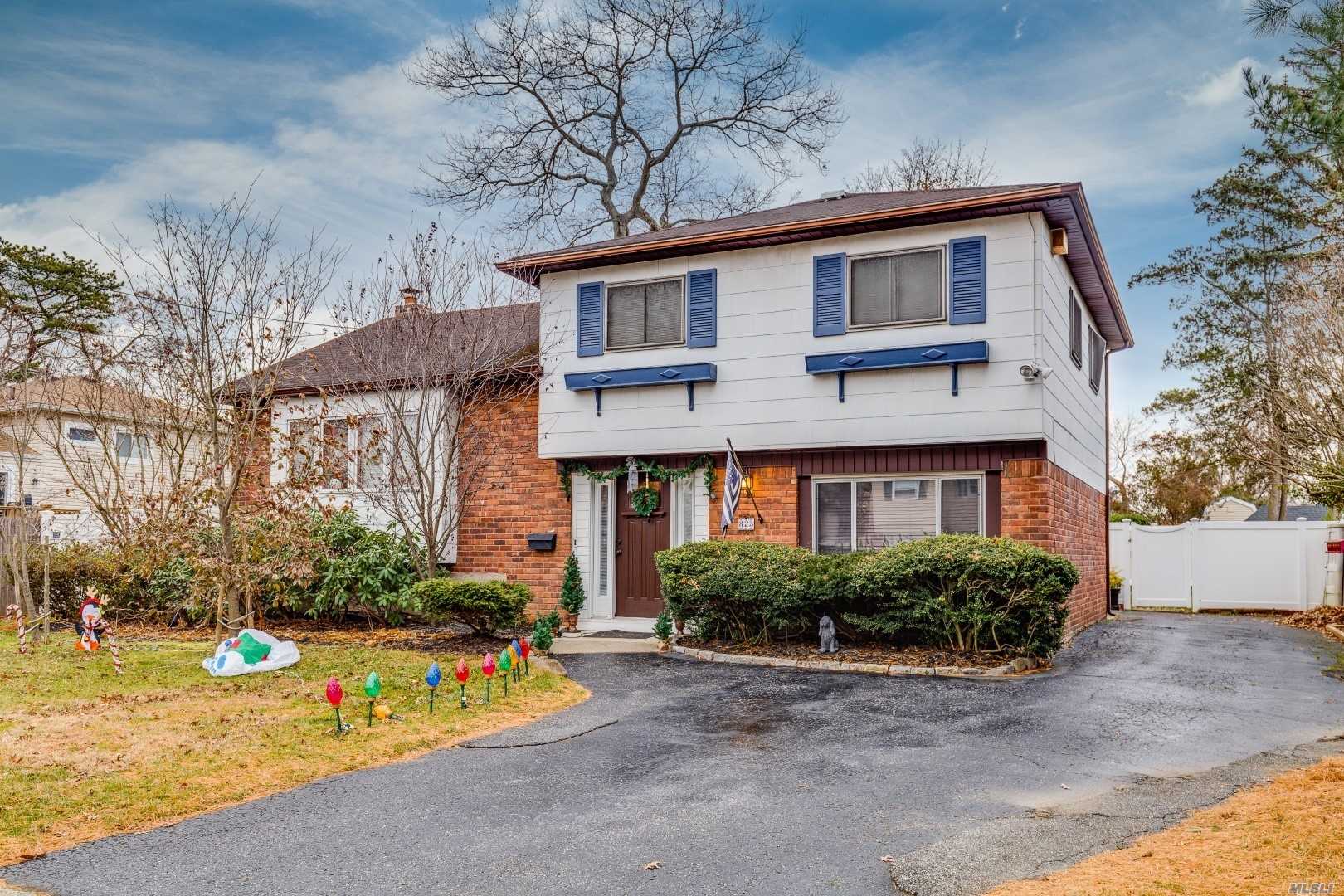 #1 photo, 823 Lindenmere Drive, North Babylon , NY 11703