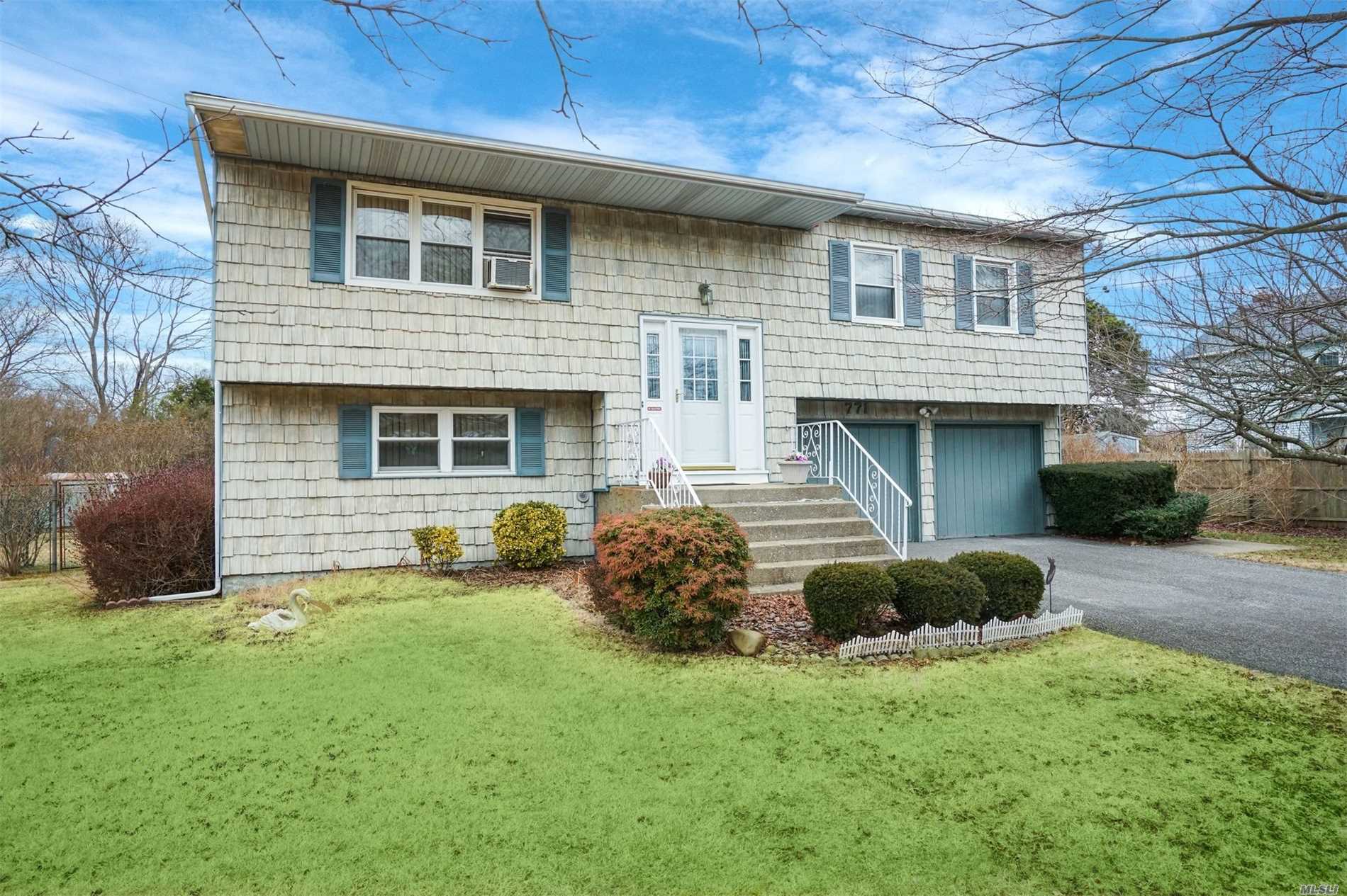 #1 photo, 771 Karshick Street, サフォーク郡 Bohemia , NY 11716