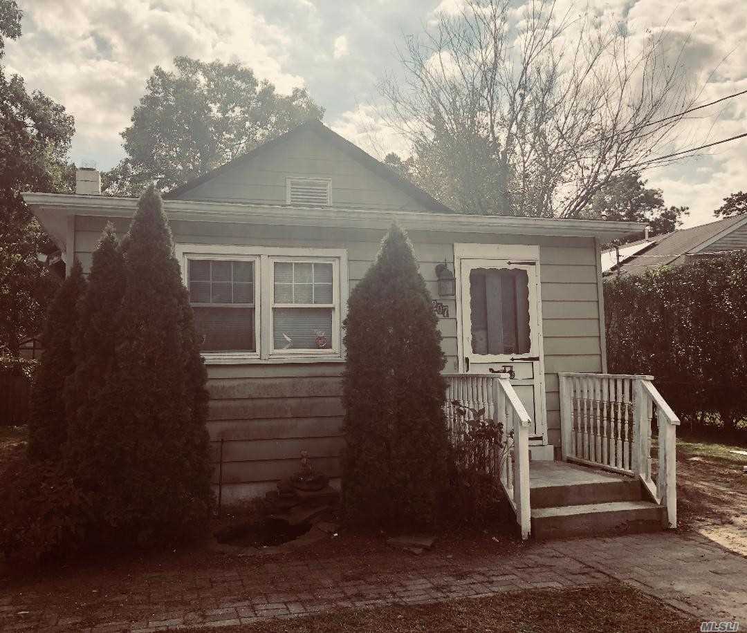 #1 photo, 207 Riverside Avenue, Flanders , NY 11901