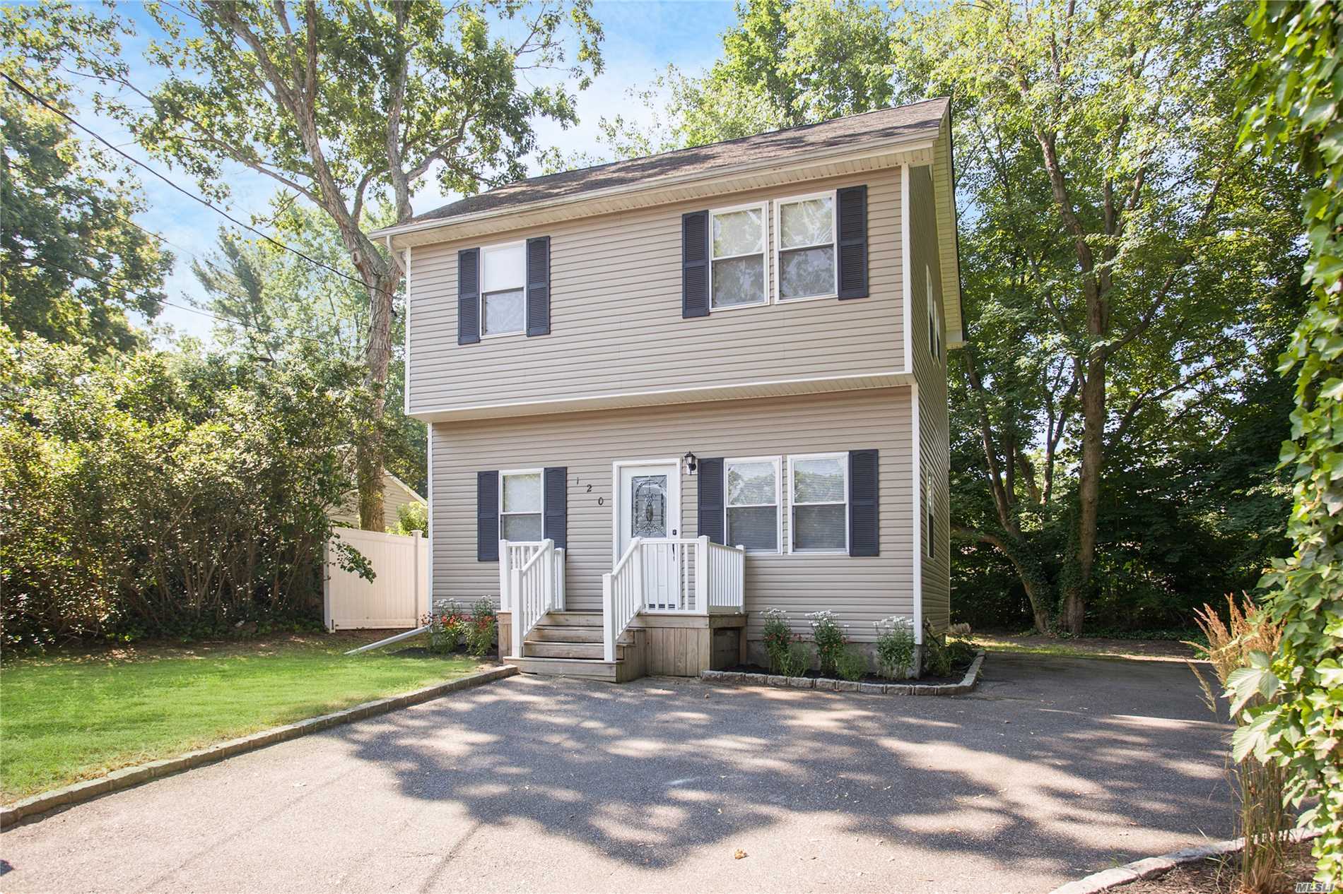 #1 photo, 120 Iroquois Street, 东长岛 Ronkonkoma , NY 11779