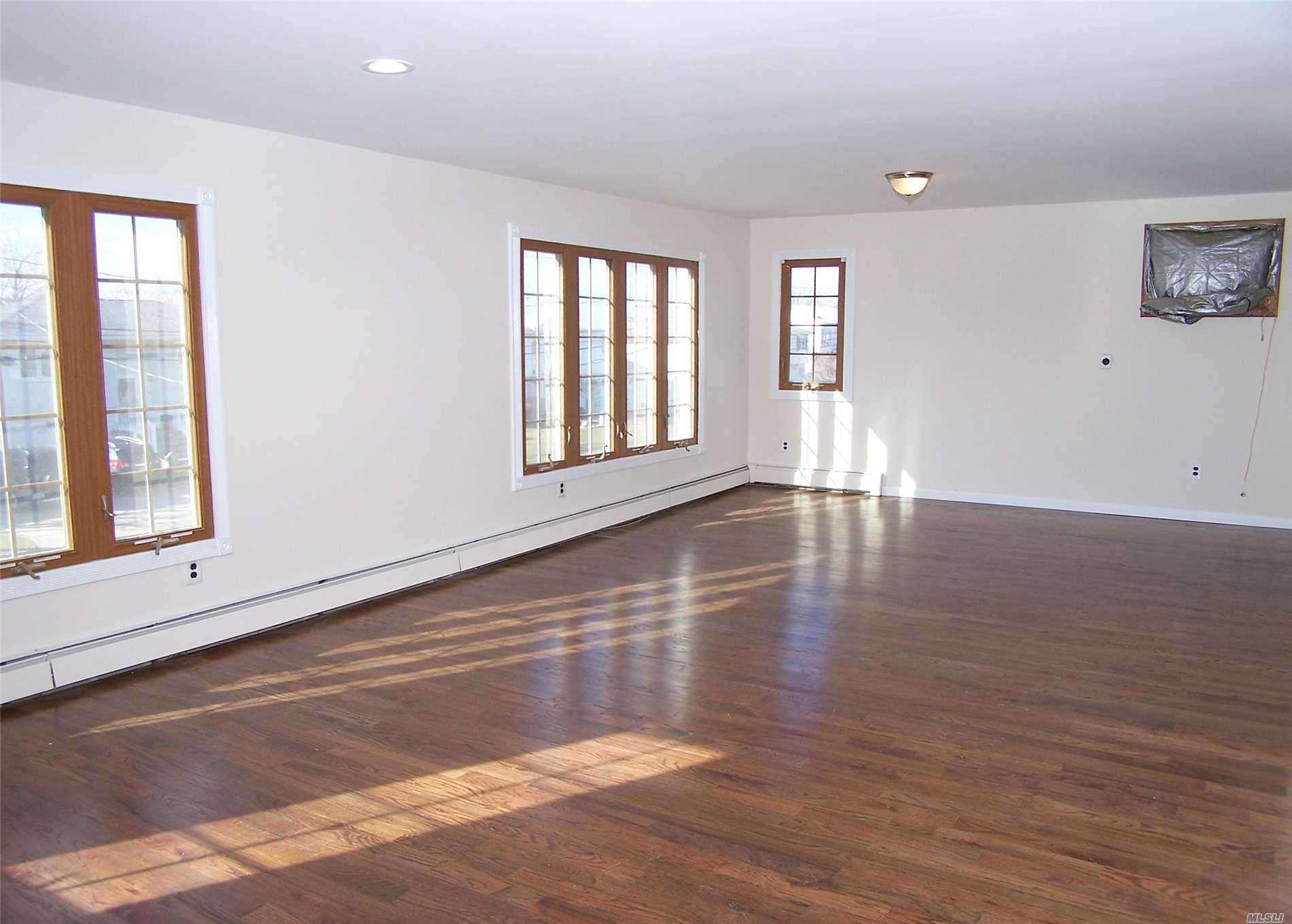 #1 photo, 860 Beach Street, সাফোক কাউন্টি Lindenhurst , NY 11757