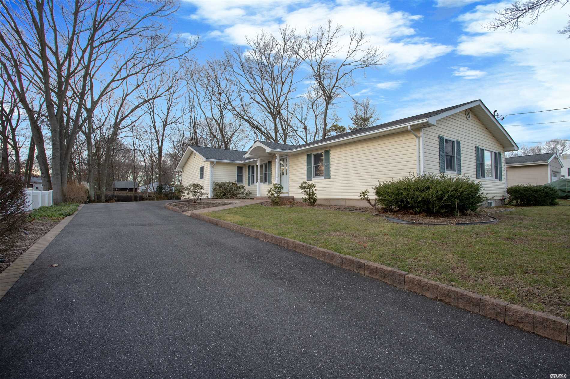 #1 photo, 140 Lawrence Avenue, سوفولك Hauppauge , NY 11788