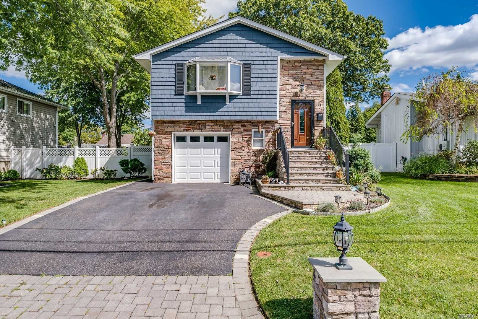 #1 photo, 71 Emerson Avenue, מחוז סאפוק N. Babylon , NY 11703