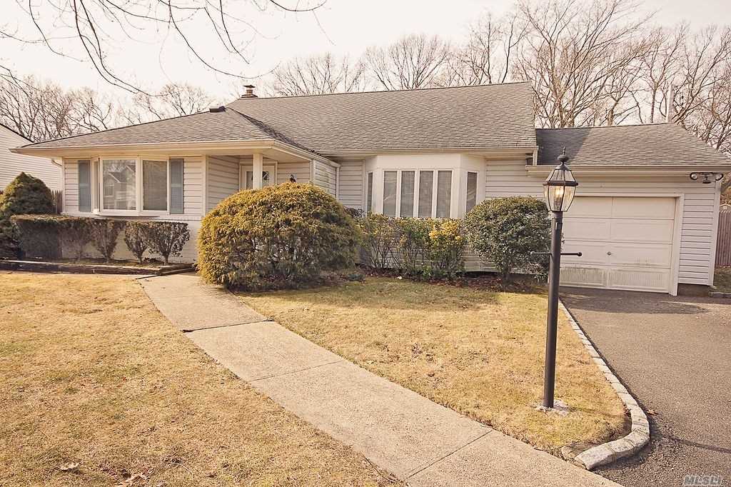 #1 photo, 980 Hampshire Road, מחוז סאפוק Bay Shore , NY 11706