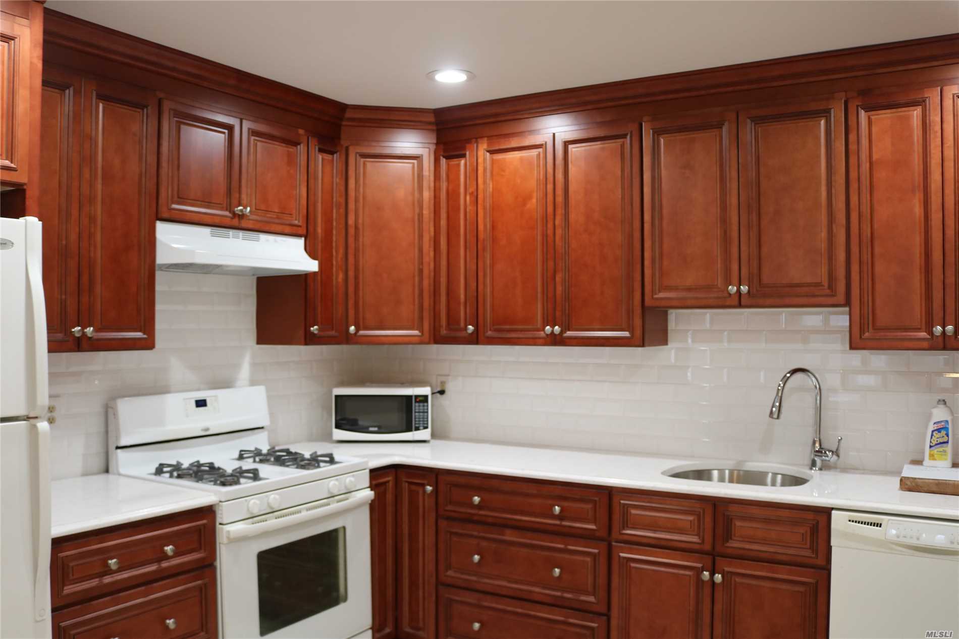 #1 photo, 238 N Windward Court, 东长岛 Port Jefferson , NY 11777