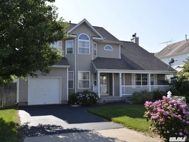 #1 photo, 19 Hickory Hill Dr, Holtsville , NY 11742