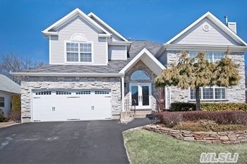 #1 photo, 9 Holly Hill Ct, Holtsville , NY 11742