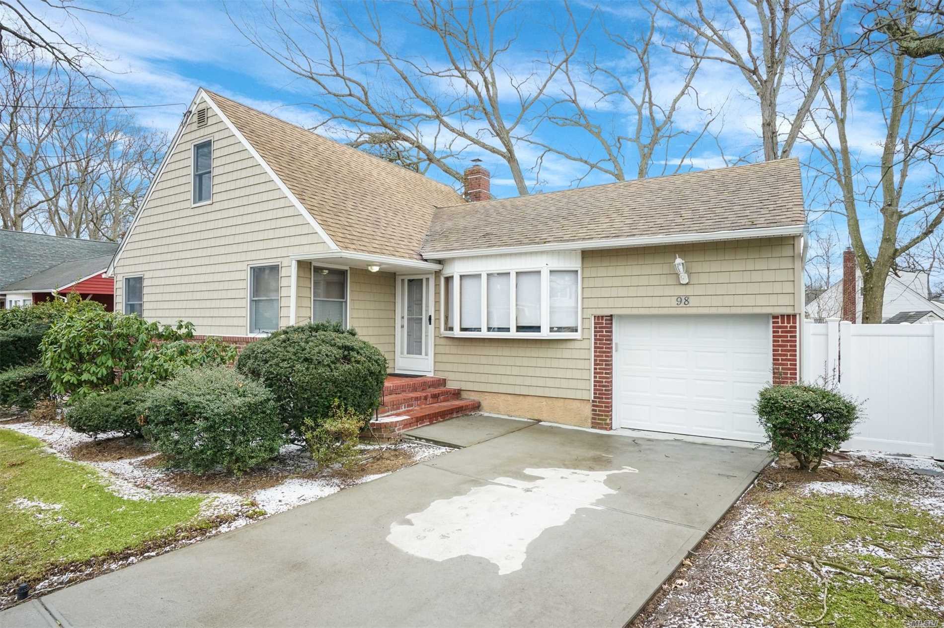 #1 photo, 98 New Hampshire Avenue, ناسو Massapequa , NY 11758