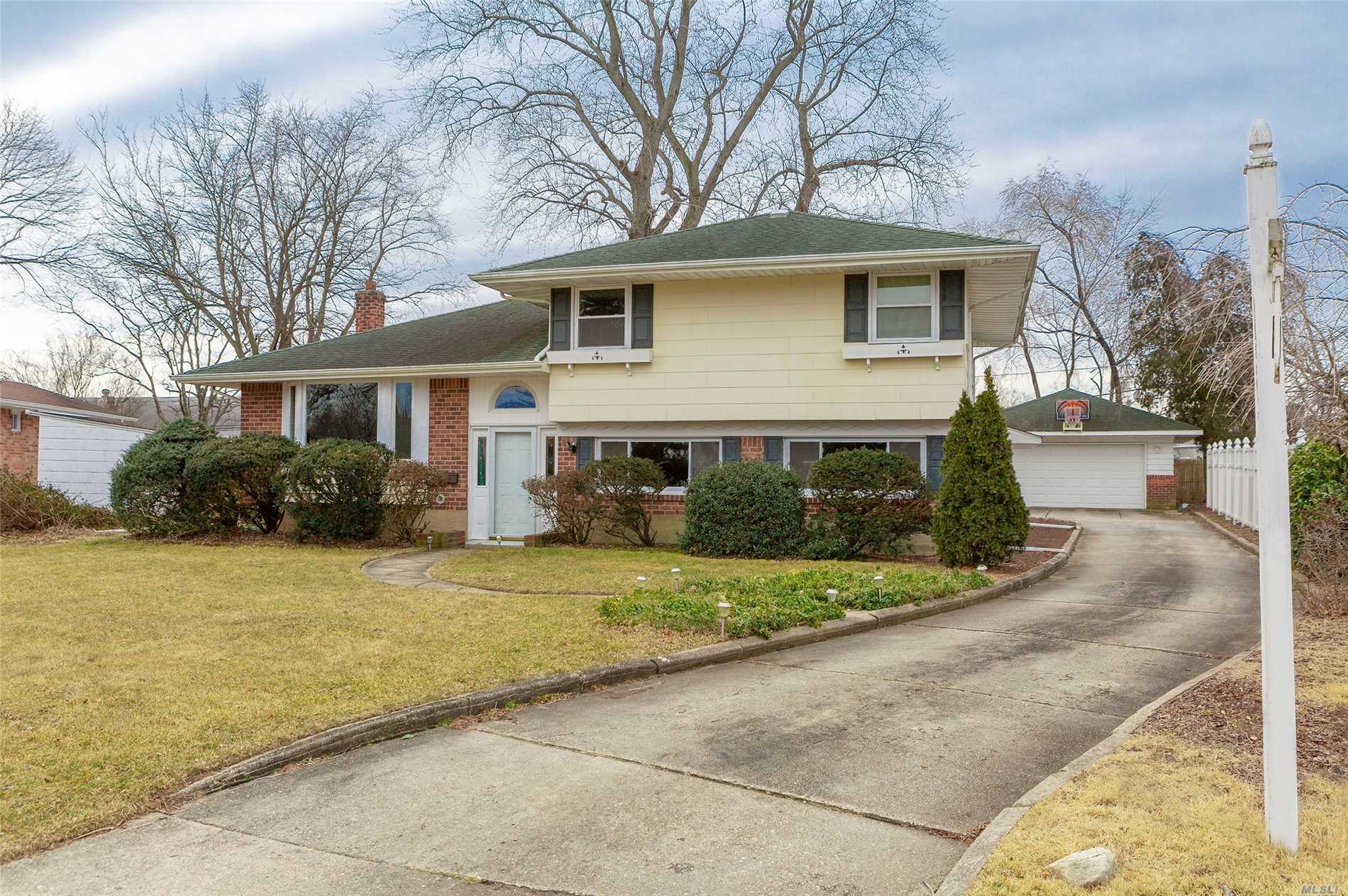 #1 photo, 6 Cobb Lane, Commack , NY 11725