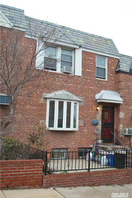 #1 photo, 73-33 52nd Rd, كوينز Maspeth , NY 11378