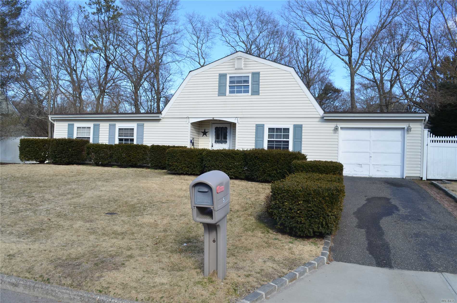 #1 photo, 5 Ramsy Lane, サフォーク郡 Farmingville , NY 11738