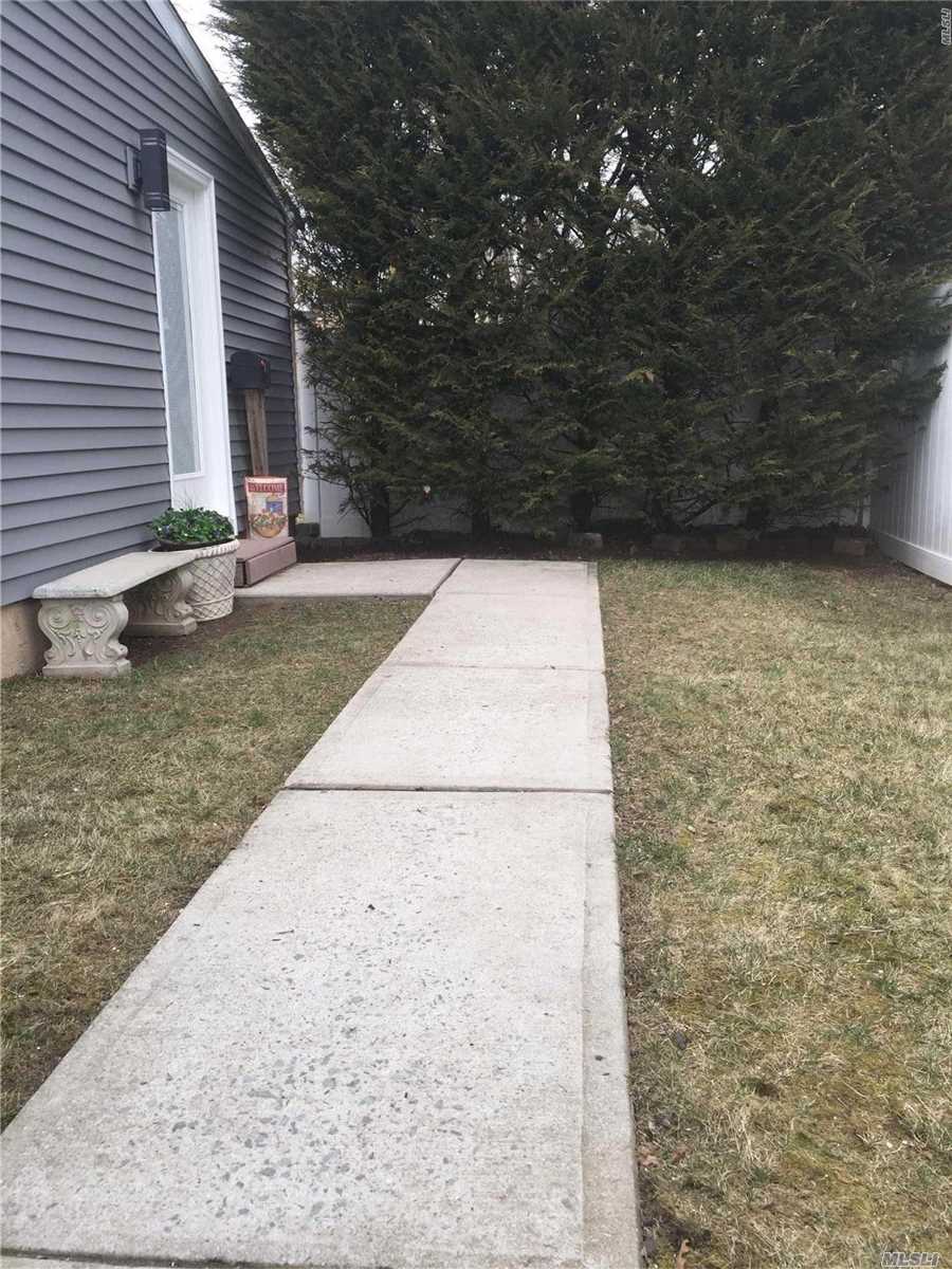#1 photo, 718 Glenridge Lane, سوفولك East Northport , NY 11731