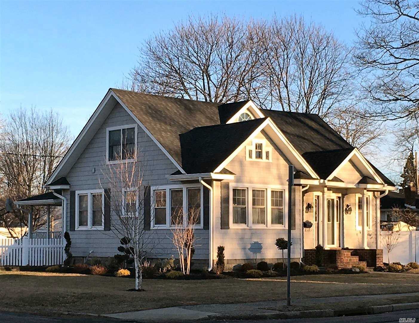 #1 photo, 180 E John St, Lindenhurst , NY 11757