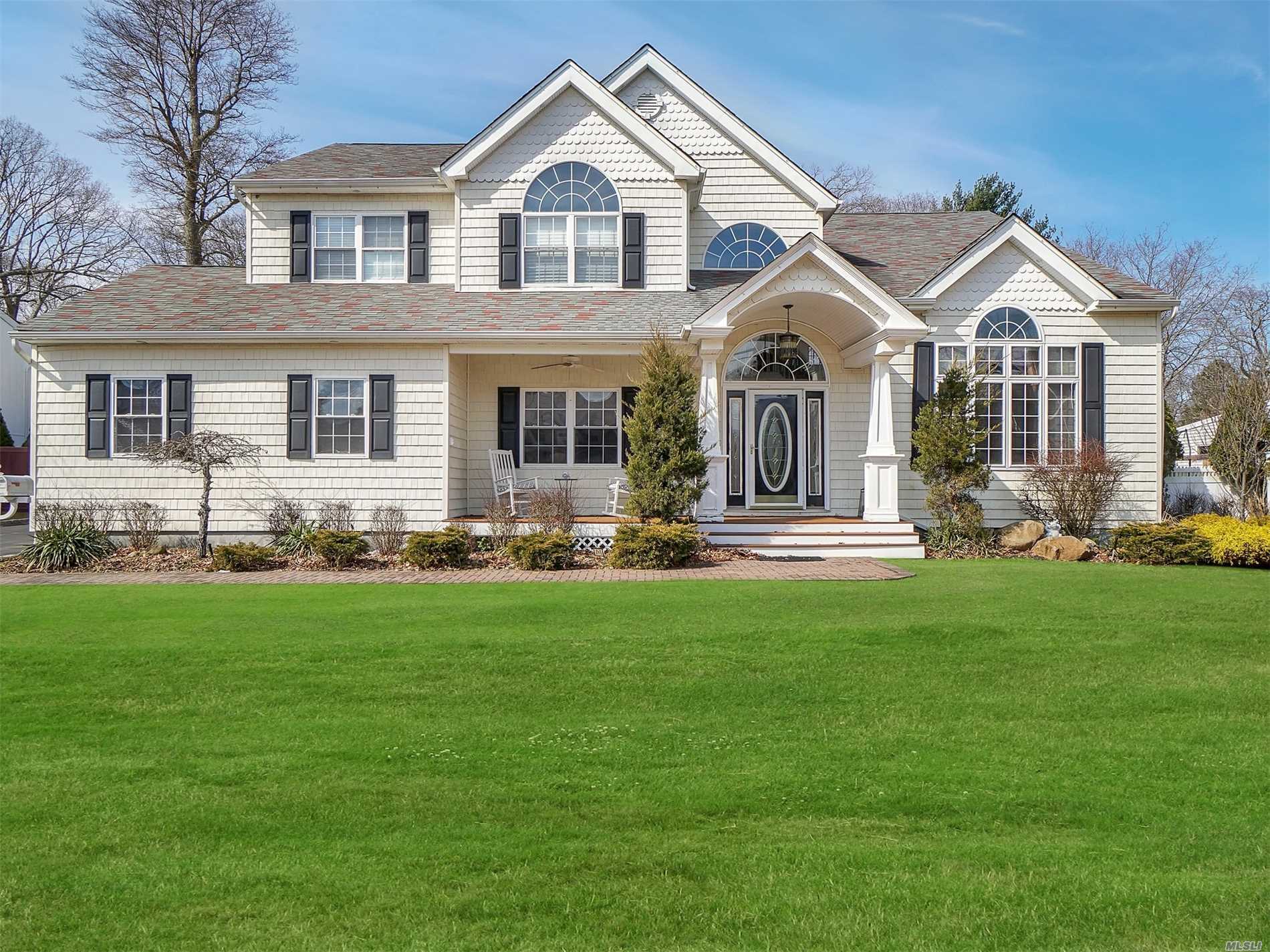 #1 photo, 12 Wildwood Court, מחוז סאפוק East Islip , NY 11730