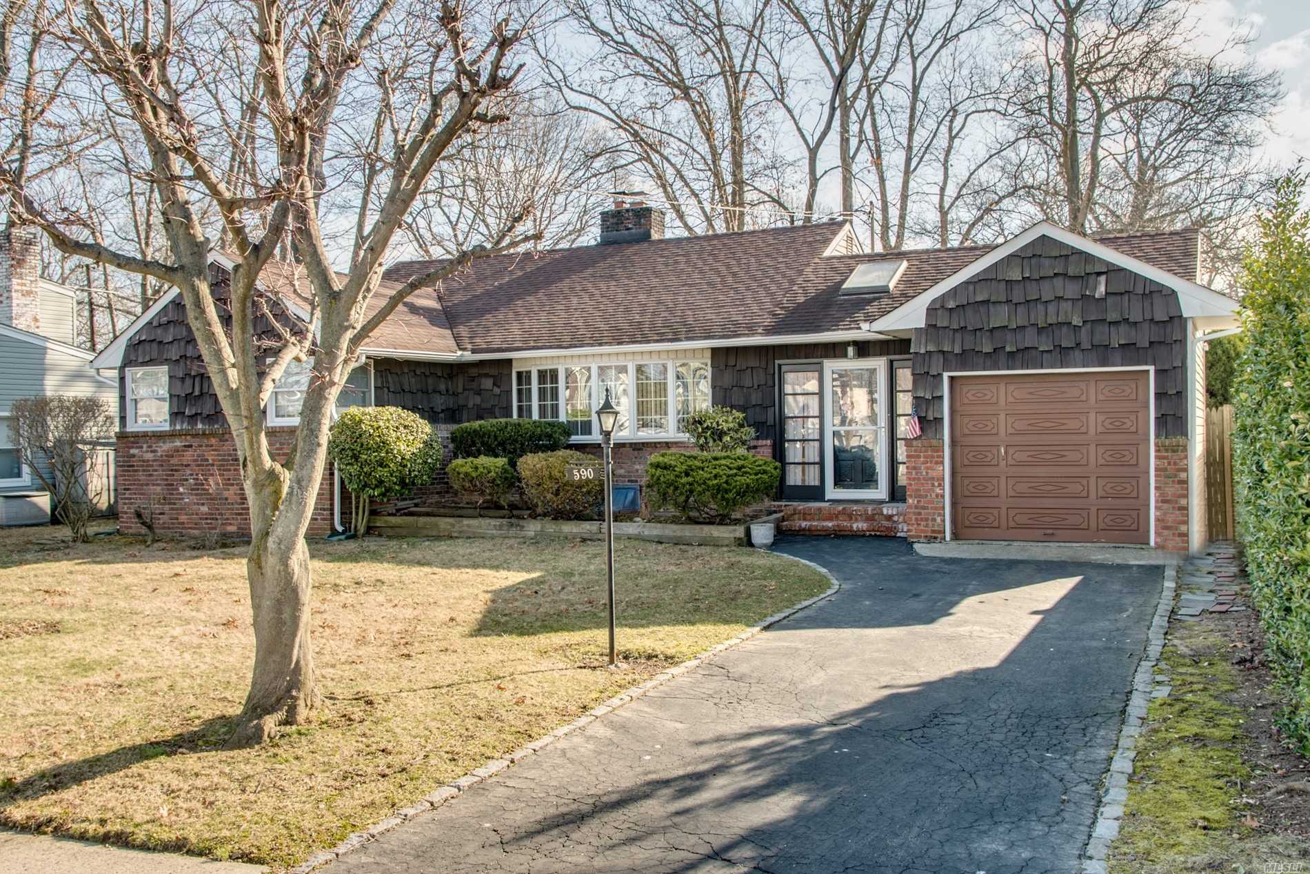 #1 photo, 590 Central Avenue, מחוז נסאו Massapequa , NY 11758