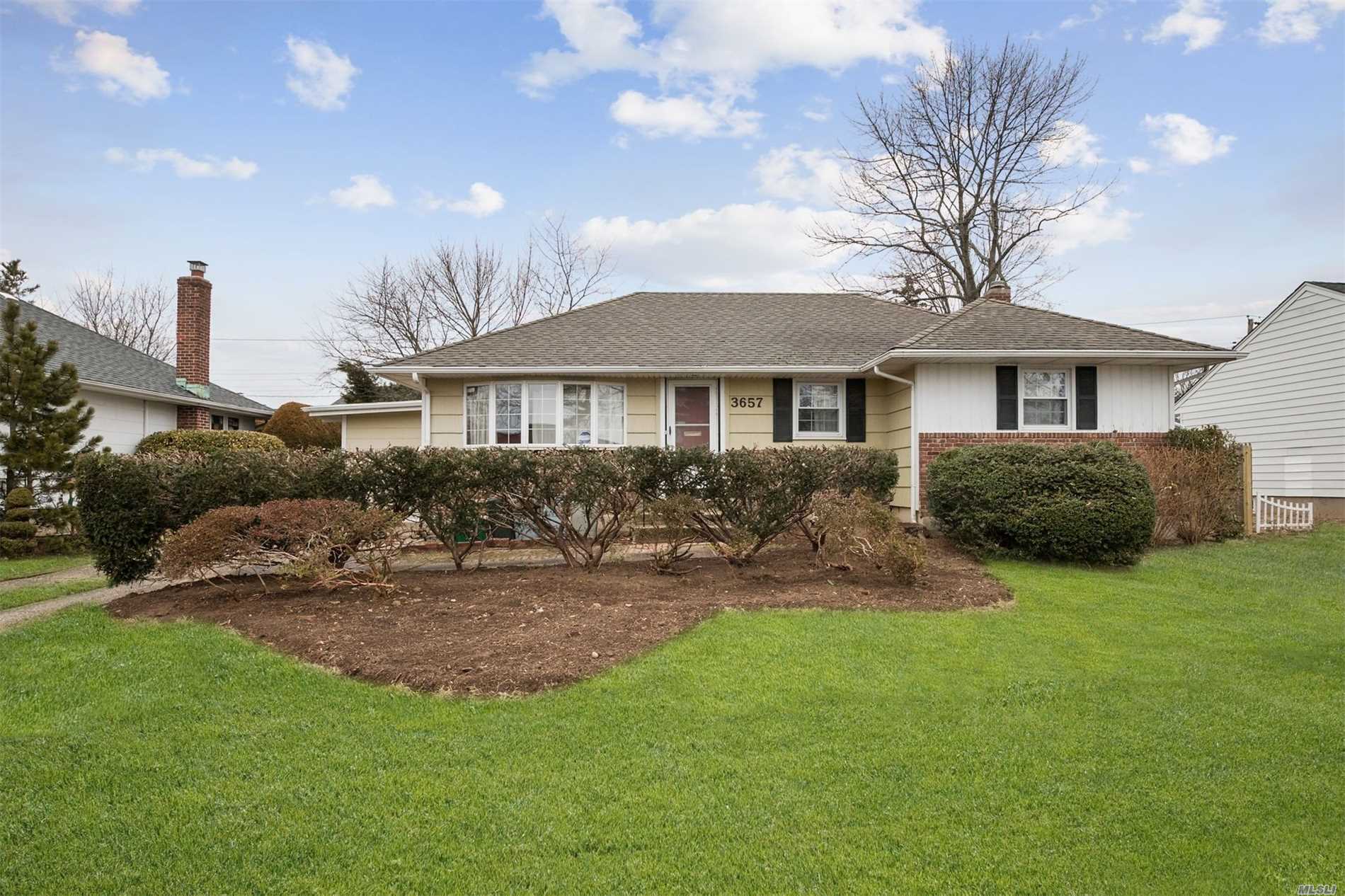 #1 photo, 3657 Woodbridge Lane, Wantagh , NY 11793