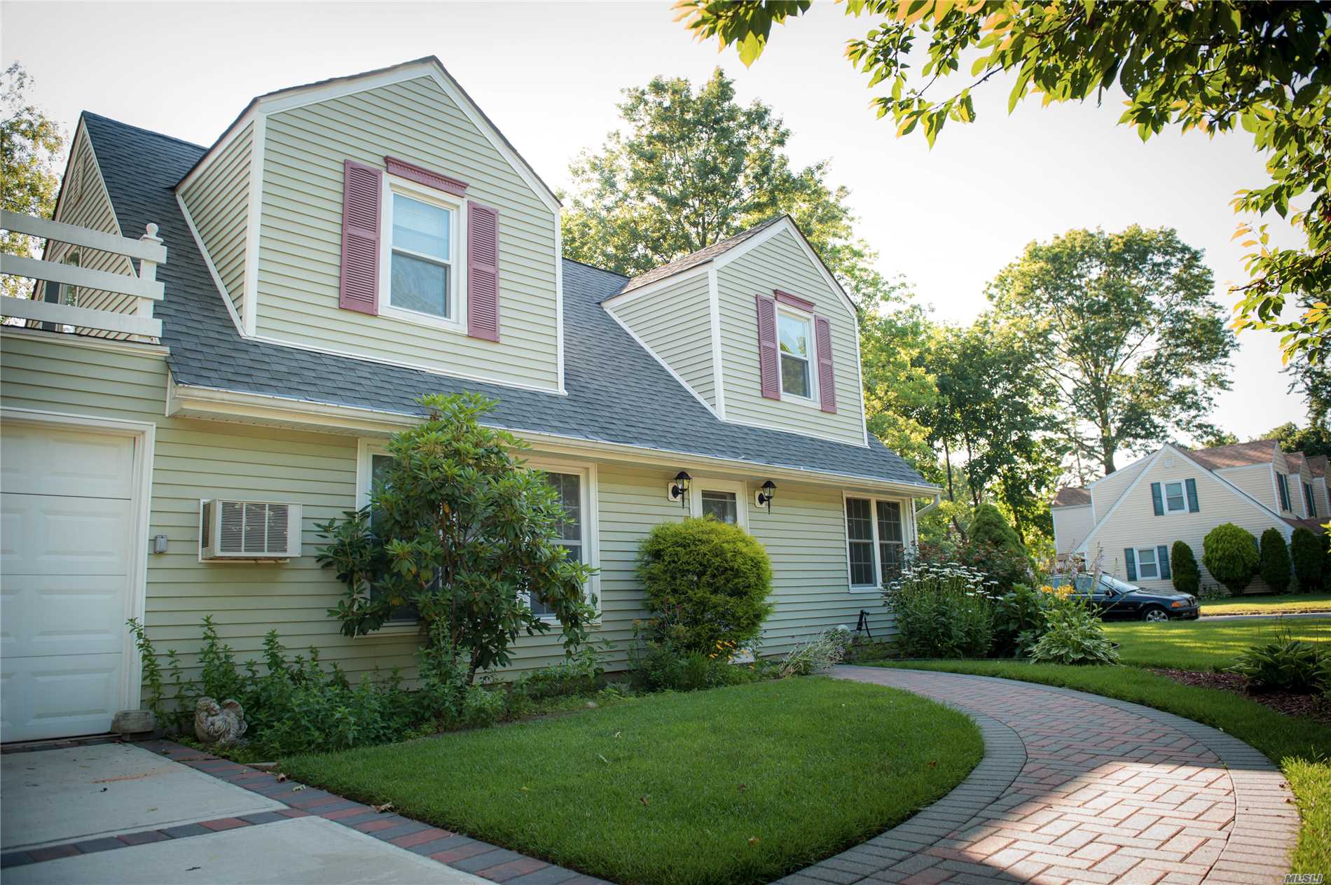 #1 photo, 349 Pin Oak Lane, 롱 아일랜드 Westbury , NY 11590