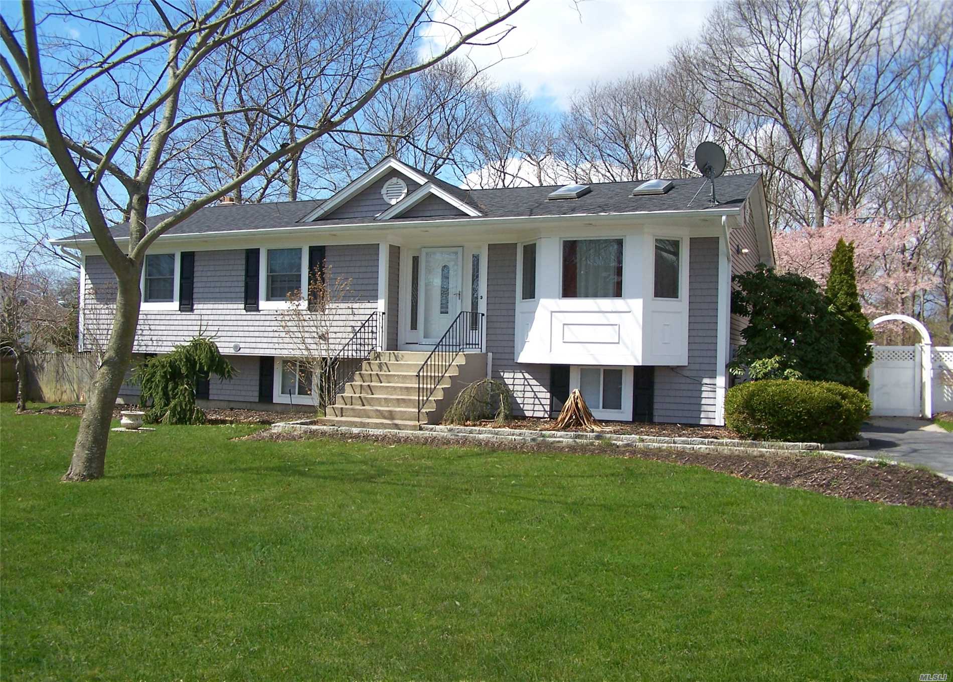 #1 photo, 910 Old North Ocean Avenue, Patchogue , NY 11772